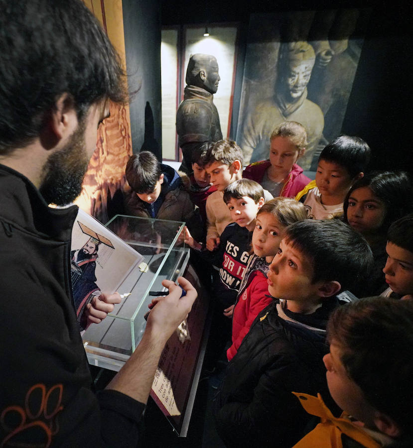 Un total de 530 escolares han visitado en Pasaia la exposición de los guerreros de Xian hasta la fecha.