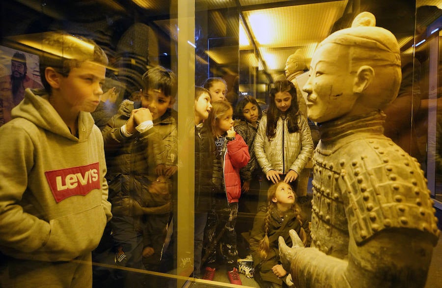 Un total de 530 escolares han visitado en Pasaia la exposición de los guerreros de Xian hasta la fecha.