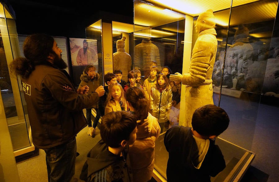 Un total de 530 escolares han visitado en Pasaia la exposición de los guerreros de Xian hasta la fecha.