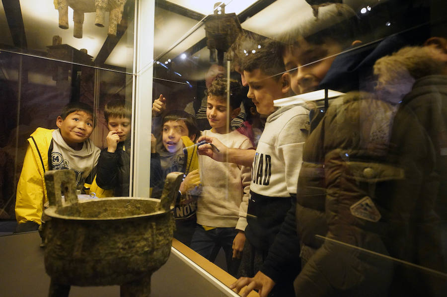 Un total de 530 escolares han visitado en Pasaia la exposición de los guerreros de Xian hasta la fecha.