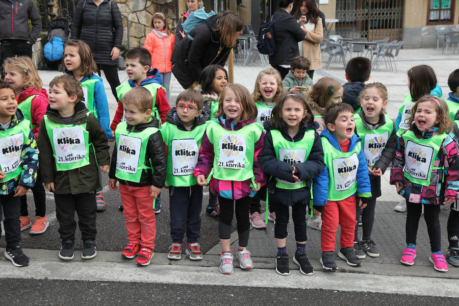 Mutrikutik goizeko 6ak aldera sartu ondoren, kostaldean zehar ibiliko da 21. Korrikaren lekukoa eskuz esku. Arratsaldean helduko da Donostiara eta bertan 42 kilometro egingo ditu auzo ezberdinetan. 