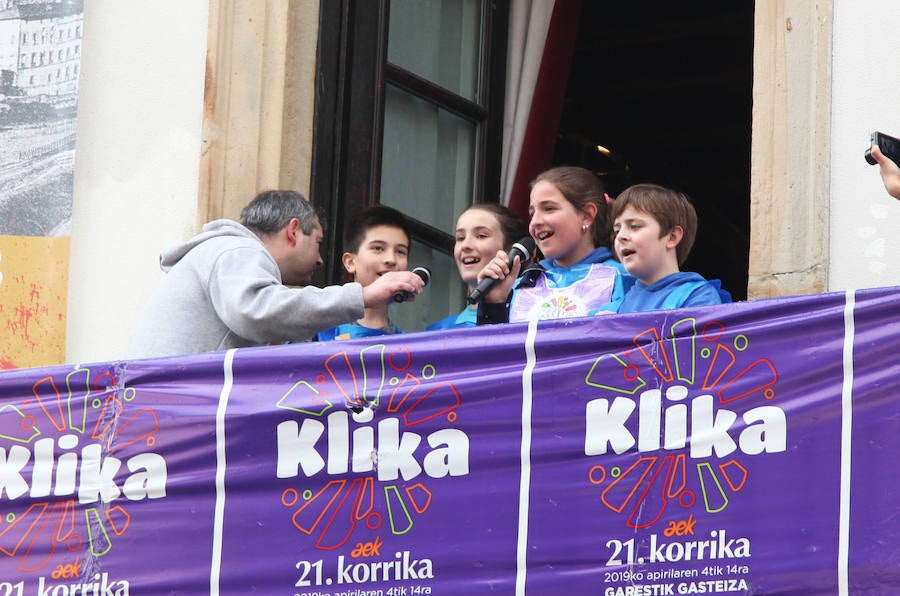 Mutrikutik goizeko 6ak aldera sartu ondoren, kostaldean zehar ibiliko da 21. Korrikaren lekukoa eskuz esku. Arratsaldean helduko da Donostiara eta bertan 42 kilometro egingo ditu auzo ezberdinetan. 