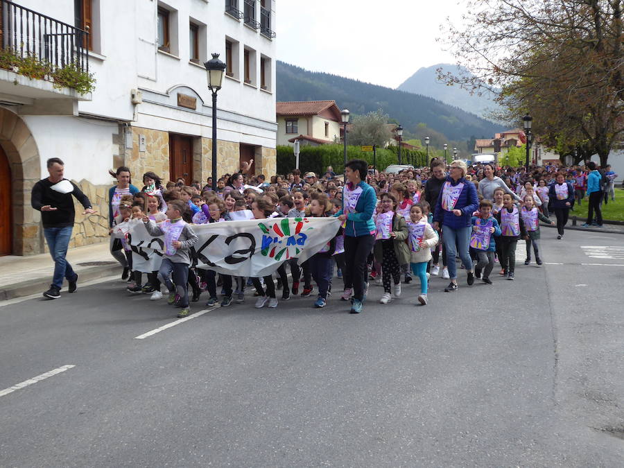 Mutrikutik goizeko 6ak aldera sartu ondoren, kostaldean zehar ibiliko da 21. Korrikaren lekukoa eskuz esku. Arratsaldean helduko da Donostiara eta bertan 42 kilometro egingo ditu auzo ezberdinetan. 