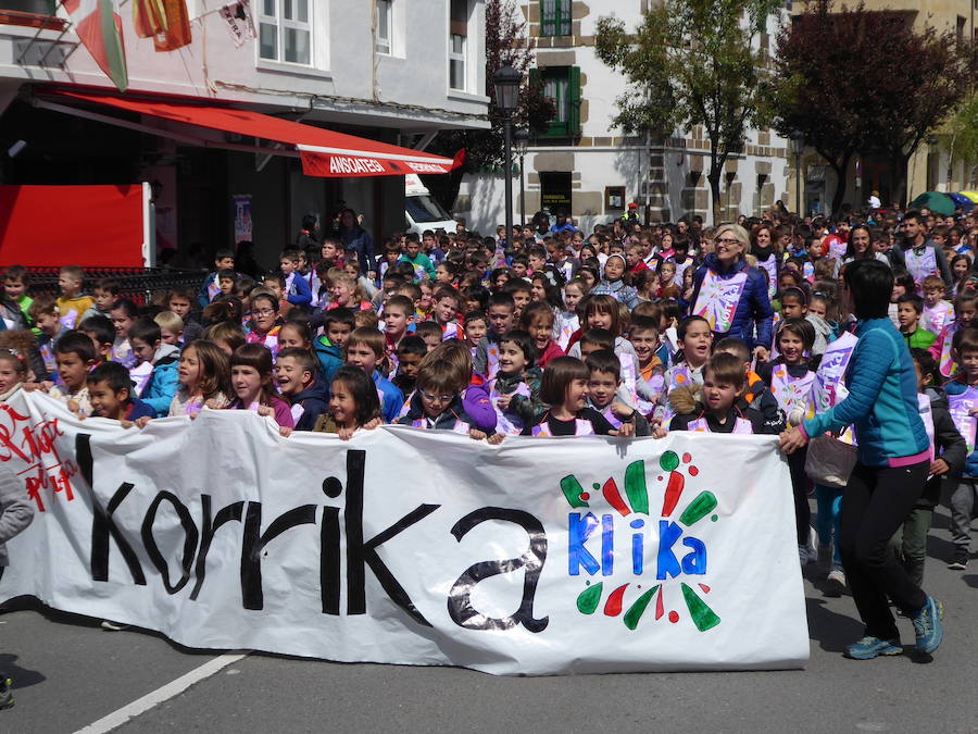 Mutrikutik goizeko 6ak aldera sartu ondoren, kostaldean zehar ibiliko da 21. Korrikaren lekukoa eskuz esku. Arratsaldean helduko da Donostiara eta bertan 42 kilometro egingo ditu auzo ezberdinetan. 