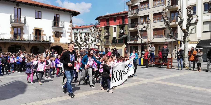 Mutrikutik goizeko 6ak aldera sartu ondoren, kostaldean zehar ibiliko da 21. Korrikaren lekukoa eskuz esku. Arratsaldean helduko da Donostiara eta bertan 42 kilometro egingo ditu auzo ezberdinetan. 