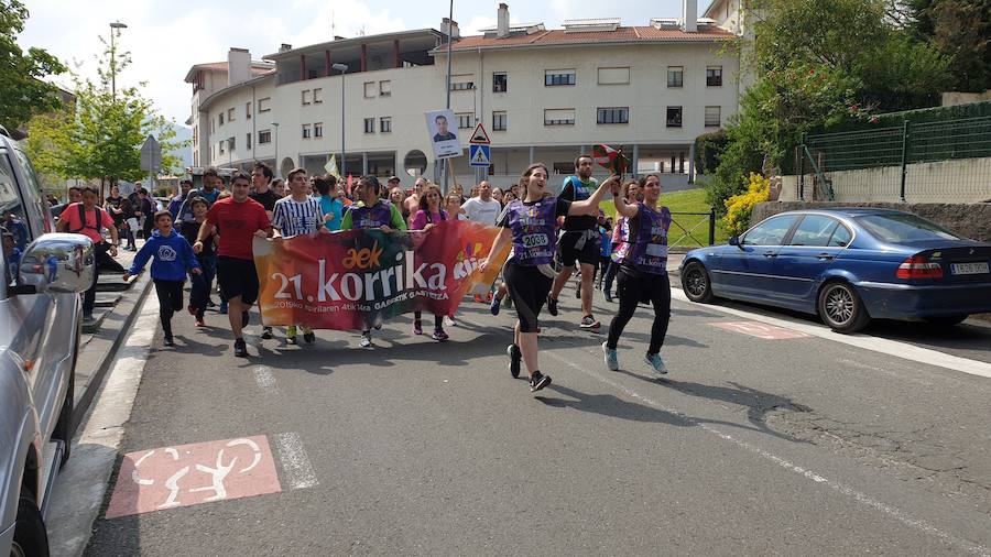 Mutrikutik goizeko 6ak aldera sartu ondoren, kostaldean zehar ibiliko da 21. Korrikaren lekukoa eskuz esku. Arratsaldean helduko da Donostiara eta bertan 42 kilometro egingo ditu auzo ezberdinetan. 