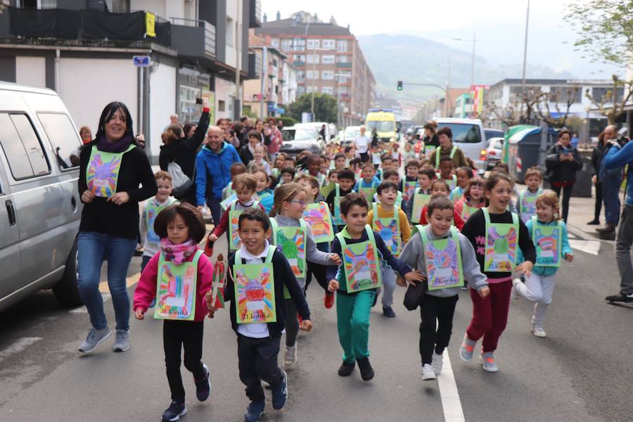 Mutrikutik goizeko 6ak aldera sartu ondoren, kostaldean zehar ibiliko da 21. Korrikaren lekukoa eskuz esku. Arratsaldean helduko da Donostiara eta bertan 42 kilometro egingo ditu auzo ezberdinetan. 