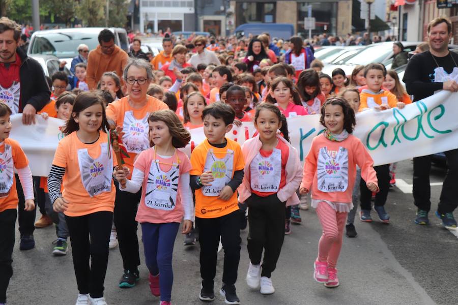 Mutrikutik goizeko 6ak aldera sartu ondoren, kostaldean zehar ibiliko da 21. Korrikaren lekukoa eskuz esku. Arratsaldean helduko da Donostiara eta bertan 42 kilometro egingo ditu auzo ezberdinetan. 