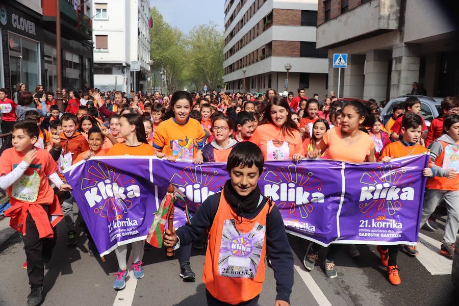 Mutrikutik goizeko 6ak aldera sartu ondoren, kostaldean zehar ibiliko da 21. Korrikaren lekukoa eskuz esku. Arratsaldean helduko da Donostiara eta bertan 42 kilometro egingo ditu auzo ezberdinetan. 