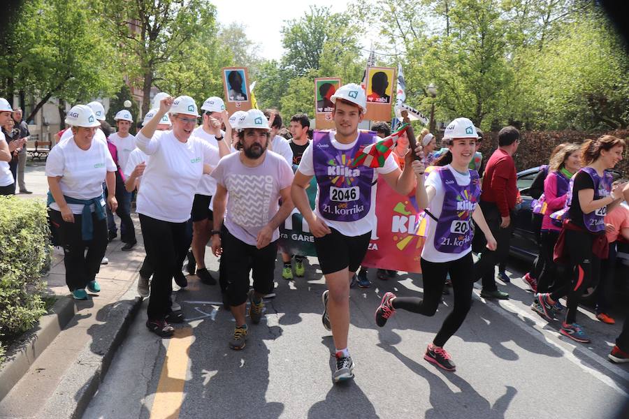 Mutrikutik goizeko 6ak aldera sartu ondoren, kostaldean zehar ibiliko da 21. Korrikaren lekukoa eskuz esku. Arratsaldean helduko da Donostiara eta bertan 42 kilometro egingo ditu auzo ezberdinetan. 