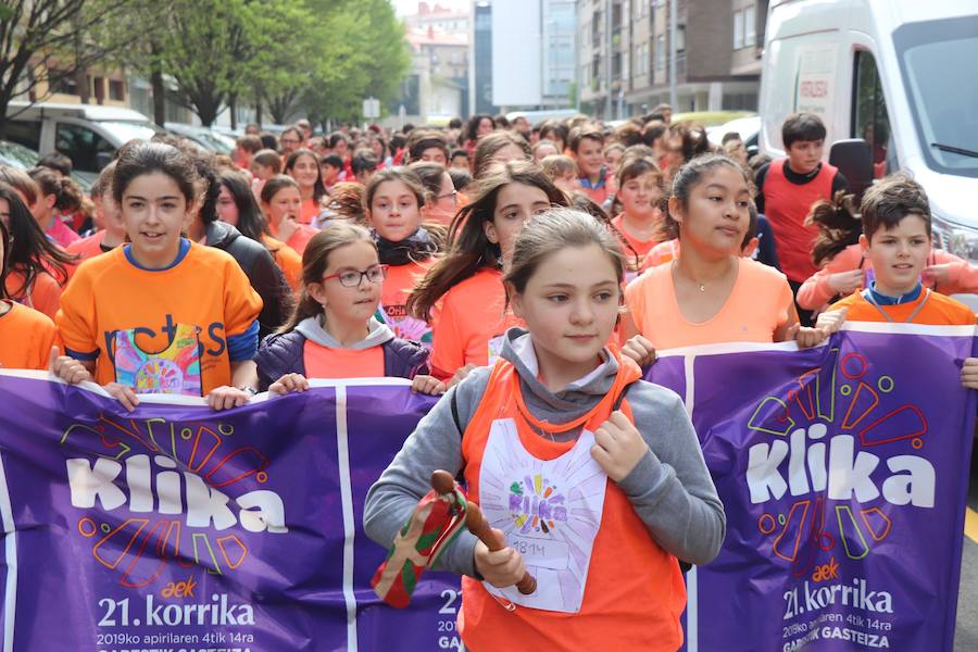 Mutrikutik goizeko 6ak aldera sartu ondoren, kostaldean zehar ibiliko da 21. Korrikaren lekukoa eskuz esku. Arratsaldean helduko da Donostiara eta bertan 42 kilometro egingo ditu auzo ezberdinetan. 