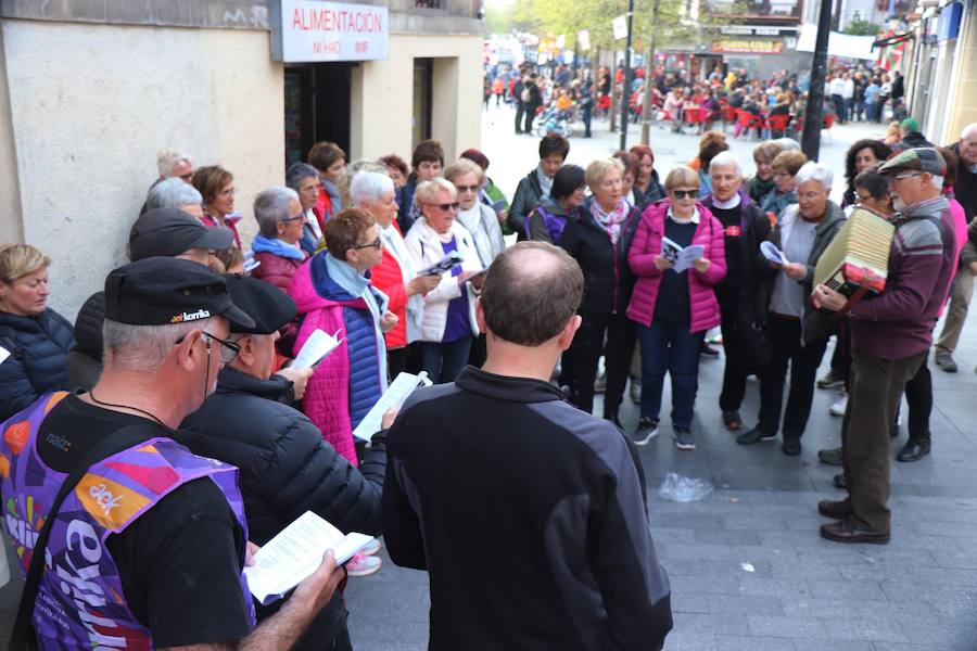 Mutrikutik goizeko 6ak aldera sartu ondoren, kostaldean zehar ibiliko da 21. Korrikaren lekukoa eskuz esku. Arratsaldean helduko da Donostiara eta bertan 42 kilometro egingo ditu auzo ezberdinetan. 