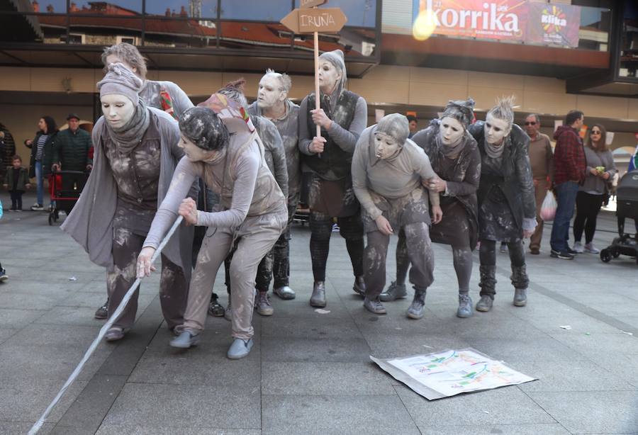 Mutrikutik goizeko 6ak aldera sartu ondoren, kostaldean zehar ibiliko da 21. Korrikaren lekukoa eskuz esku. Arratsaldean helduko da Donostiara eta bertan 42 kilometro egingo ditu auzo ezberdinetan. 