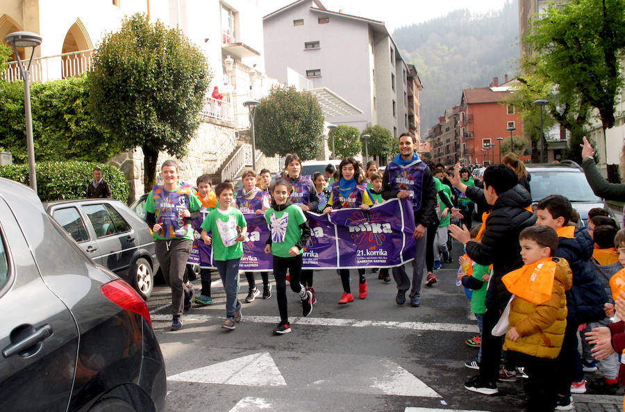 Mutrikutik goizeko 6ak aldera sartu ondoren, kostaldean zehar ibiliko da 21. Korrikaren lekukoa eskuz esku. Arratsaldean helduko da Donostiara eta bertan 42 kilometro egingo ditu auzo ezberdinetan. 