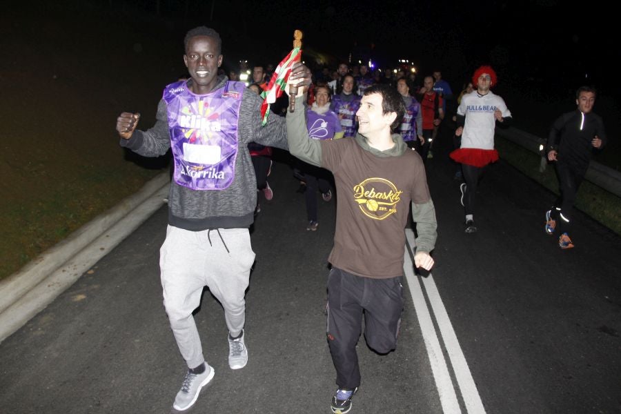 Mutrikutik goizeko 6ak aldera sartu ondoren, kostaldean zehar ibiliko da 21. Korrikaren lekukoa eskuz esku. Arrastsaldean helduko da Donostiara eta bertan 42 kilometro egingo ditu auzo esberdineta. 