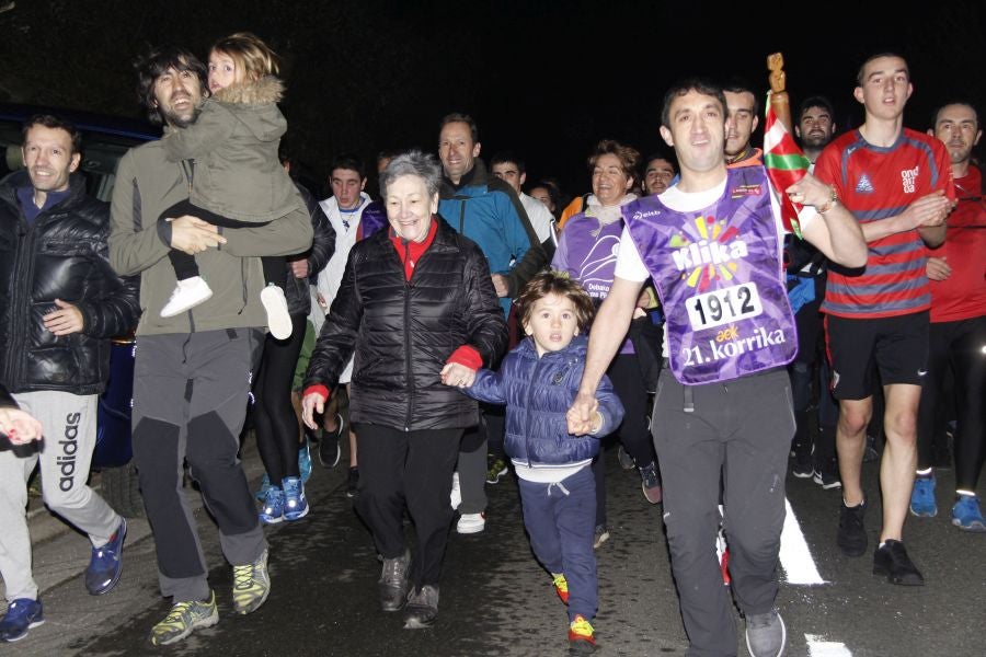 Mutrikutik goizeko 6ak aldera sartu ondoren, kostaldean zehar ibiliko da 21. Korrikaren lekukoa eskuz esku. Arrastsaldean helduko da Donostiara eta bertan 42 kilometro egingo ditu auzo esberdineta. 