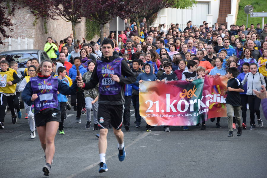 Mutrikutik goizeko 6ak aldera sartu ondoren, kostaldean zehar ibiliko da 21. Korrikaren lekukoa eskuz esku. Arrastsaldean helduko da Donostiara eta bertan 42 kilometro egingo ditu auzo esberdineta. 