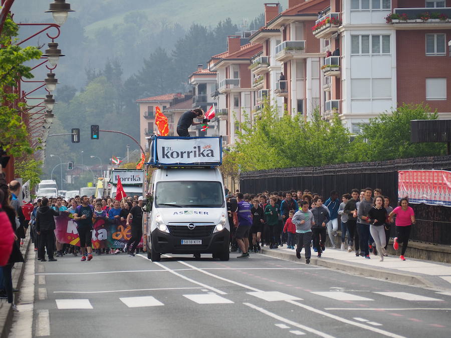 Mutrikutik goizeko 6ak aldera sartu ondoren, kostaldean zehar ibiliko da 21. Korrikaren lekukoa eskuz esku. Arrastsaldean helduko da Donostiara eta bertan 42 kilometro egingo ditu auzo esberdineta. 