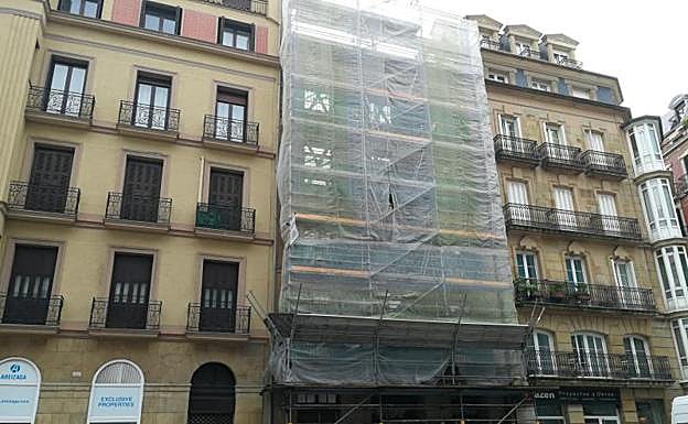 El edificio del número 3 de la calle Zubieta se queda sin licencia para construir un hotel. 