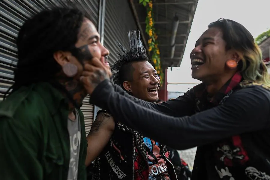 Los punks se reúnen para celebrar la víspera del festival acuático de Año Nuevo de Myanmar, también conocido como Thingyan («cambio de lugar»). Simboliza el lavado de la mala suerte y los pecados del año anterior para un nuevo comienzo limpio de todo lo malo. El año nuevo también se celebra en estas fechas en los países budistas Therevada vecinos, Tailandia, Laos y Camboya.