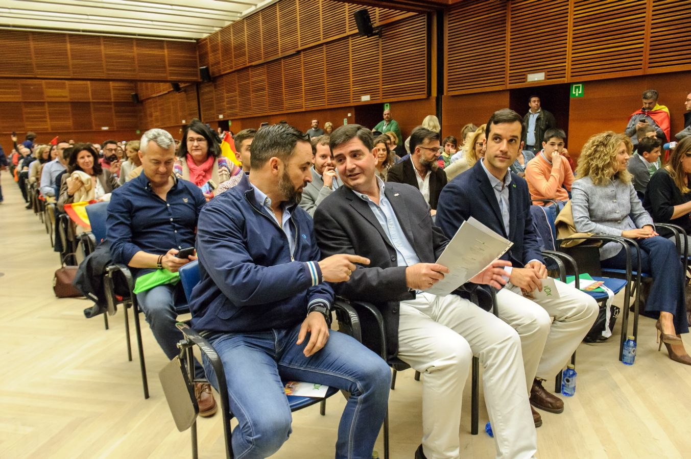El líder de VOX, Santiago Abascal, ha realizado su segundo acto de campaña con un mitin en San Sebastián donde se han vivido momentos de tensión cuando a la salida los asistentes al acto se han cruzado con contramanifestantes.