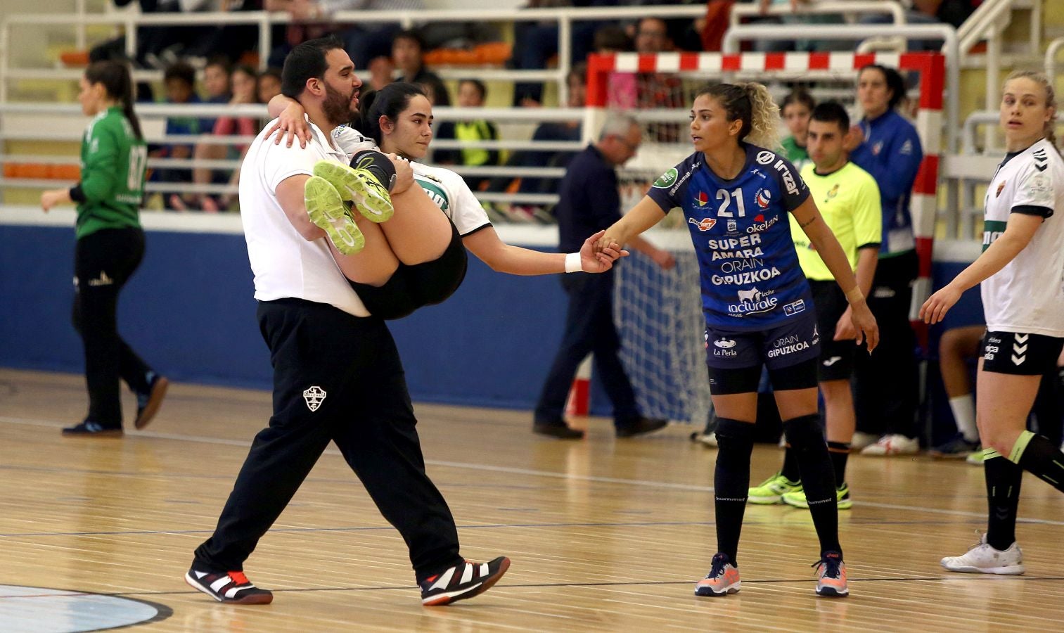 Gran victoria del Super Amara Bera Bera sobre el Elche Mustang. Gracias esta victoria el Super Amara quiere reivindicar sus opciones de luchar por el título, aunque para ello es preciso que el Rocasa ceda antes del final del campeonato.