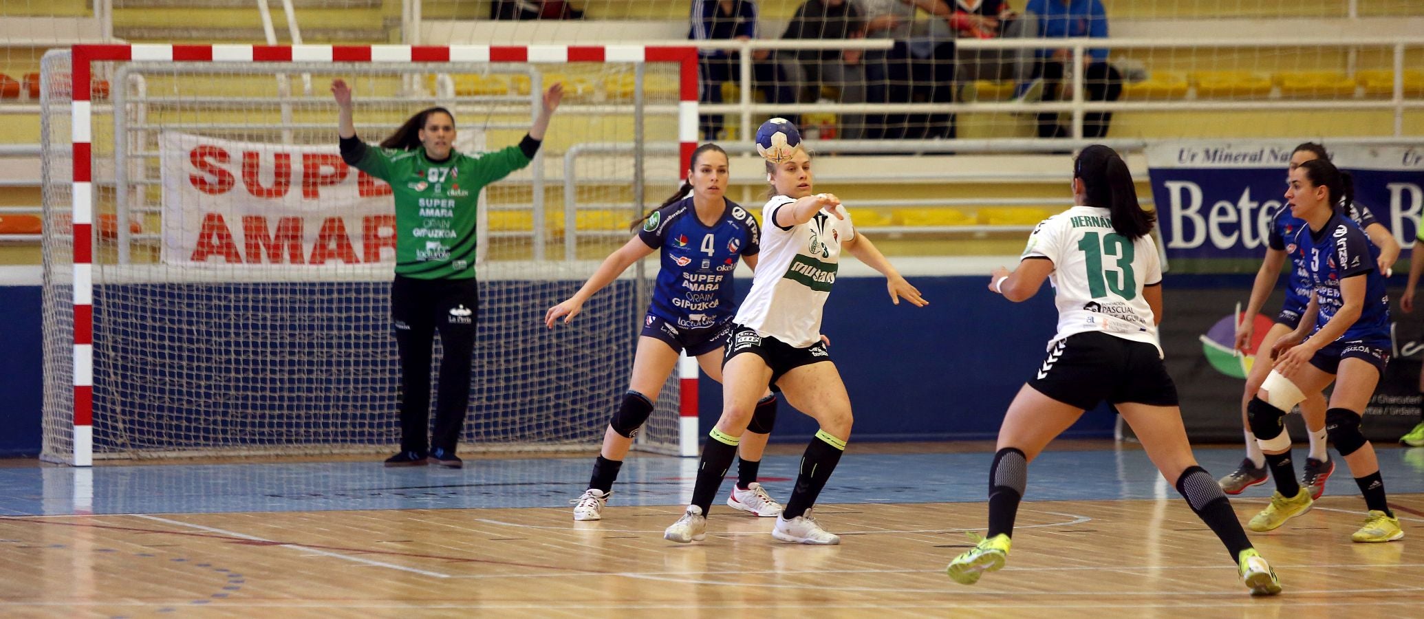 Gran victoria del Super Amara Bera Bera sobre el Elche Mustang. Gracias esta victoria el Super Amara quiere reivindicar sus opciones de luchar por el título, aunque para ello es preciso que el Rocasa ceda antes del final del campeonato.