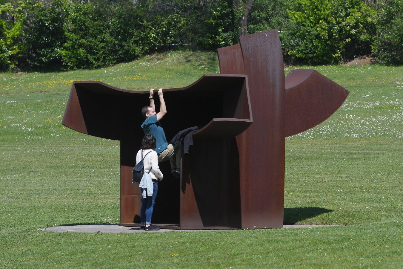 Los primeros visitantes han pasado por el nuevo Chillida Leku y han podido disfrutar, con el mejor tiempo posible, del Museo guipuzcoano.