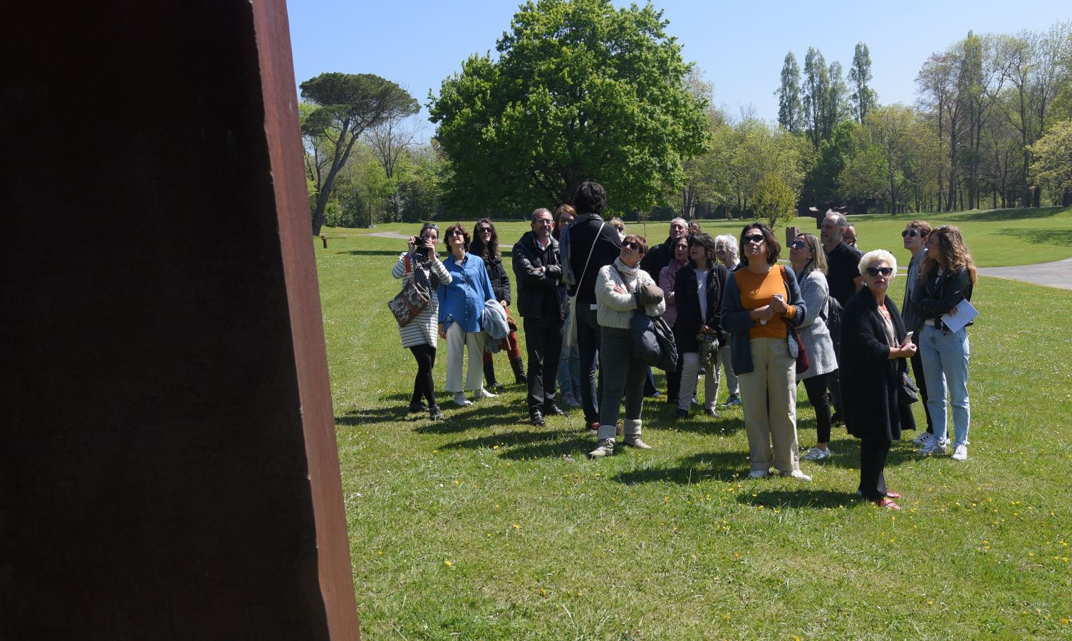 Los primeros visitantes han pasado por el nuevo Chillida Leku y han podido disfrutar, con el mejor tiempo posible, del Museo guipuzcoano.
