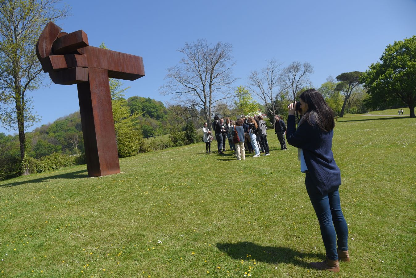 Los primeros visitantes han pasado por el nuevo Chillida Leku y han podido disfrutar, con el mejor tiempo posible, del Museo guipuzcoano.
