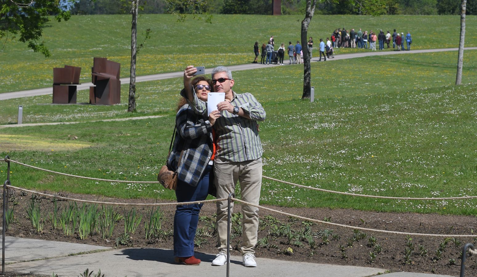 Los primeros visitantes han pasado por el nuevo Chillida Leku y han podido disfrutar, con el mejor tiempo posible, del Museo guipuzcoano.