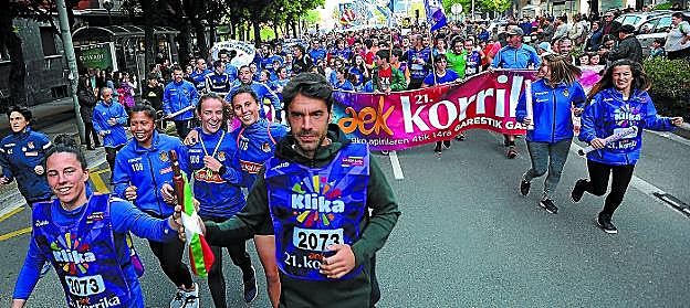 Oihana Aldai eta Xabi Prieto Realeko jokalariek eraman zuten lekukoa jendetza atzetik zutela.