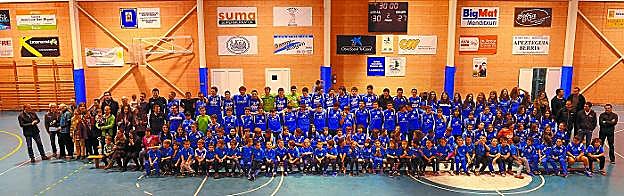 Toda la familia del CD Erreka del balonmano en la presentación de temporada en Doneztebe. 