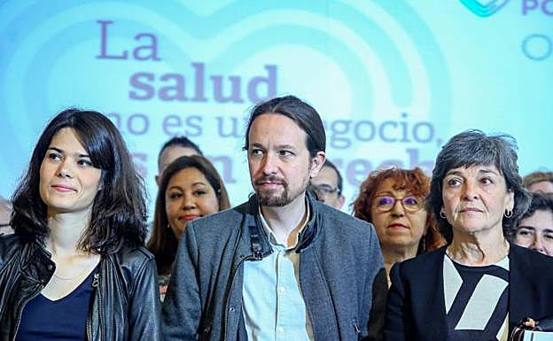 Iglesias junto a Serra, candidata a la presidencia de Madrid, y la portavoz de la Comisión de Sanidad del Congreso, Amparo Botej.