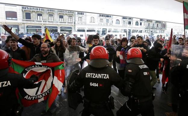 Simpatizantes de la izquierda abertzale se manifiestan en un mitin de Vox, en la puerta de un acto protagonizado por Santiago Abascal en San Sebastián. 