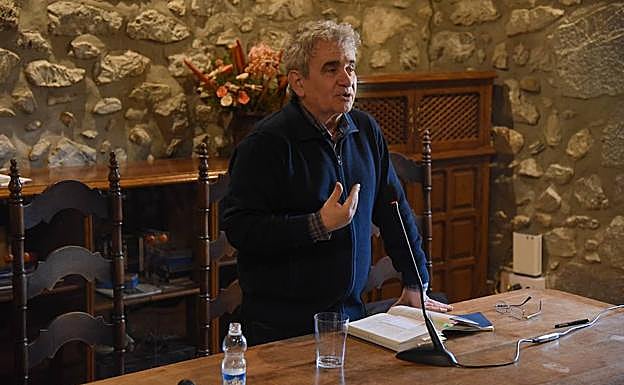 Bernardo Atxaga, Asteasuko udaletxean.