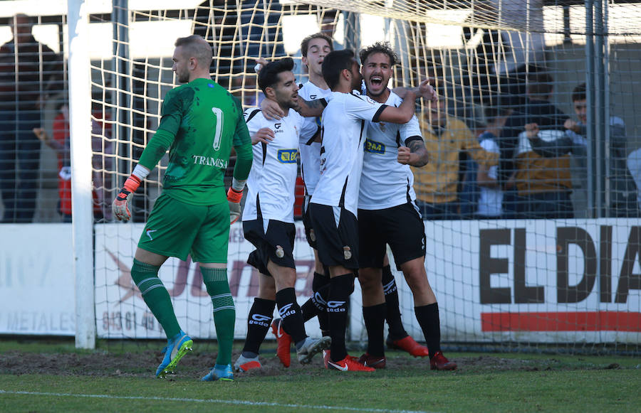 Jugadores del Real Unión celebran la victoria. 