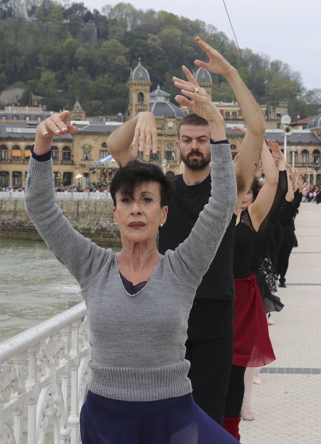 Cientos de bailarinas y bailarines volvieron a llenar un año más el Paseo de La Concha para celebrar el mes de la danza.