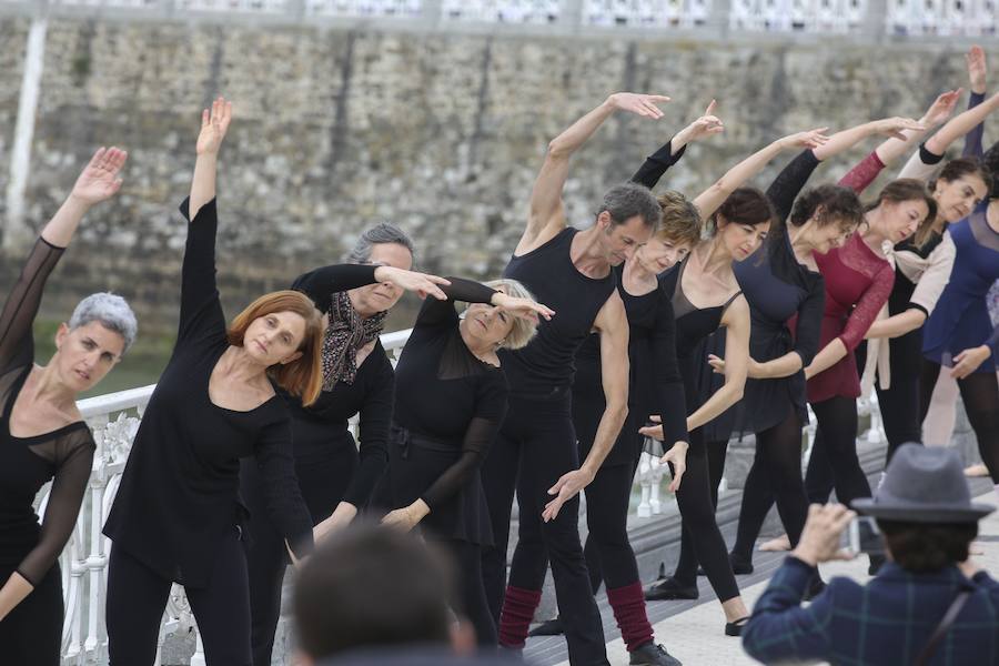 Cientos de bailarinas y bailarines volvieron a llenar un año más el Paseo de La Concha para celebrar el mes de la danza.