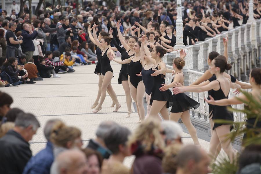 Cientos de bailarinas y bailarines volvieron a llenar un año más el Paseo de La Concha para celebrar el mes de la danza.