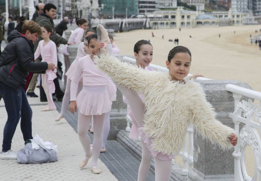 Cientos de bailarinas y bailarines volvieron a llenar un año más el Paseo de La Concha para celebrar el mes de la danza.