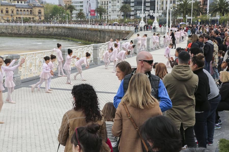 Cientos de bailarinas y bailarines volvieron a llenar un año más el Paseo de La Concha para celebrar el mes de la danza.