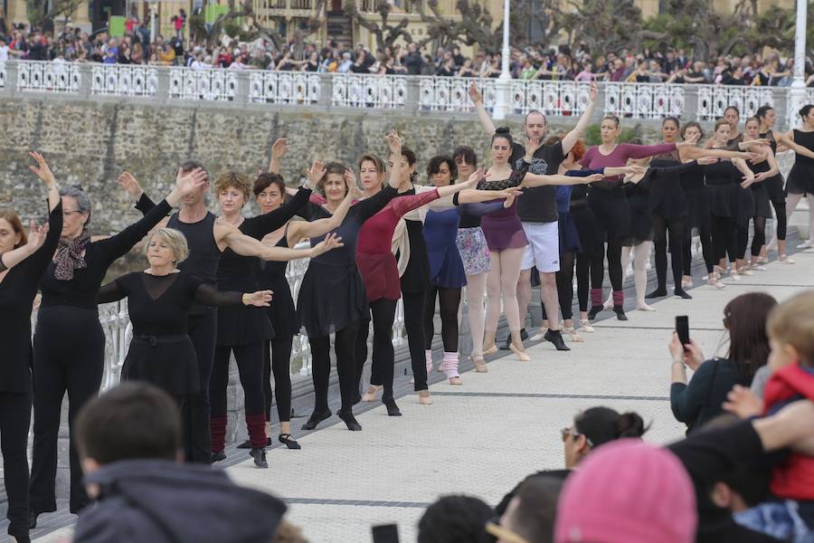 Cientos de bailarinas y bailarines volvieron a llenar un año más el Paseo de La Concha para celebrar el mes de la danza.