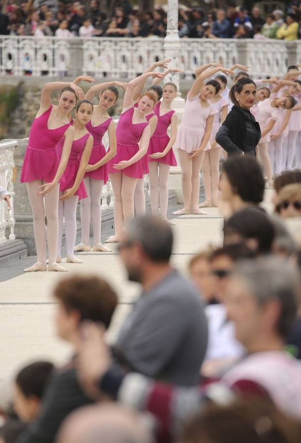 Cientos de bailarinas y bailarines volvieron a llenar un año más el Paseo de La Concha para celebrar el mes de la danza.