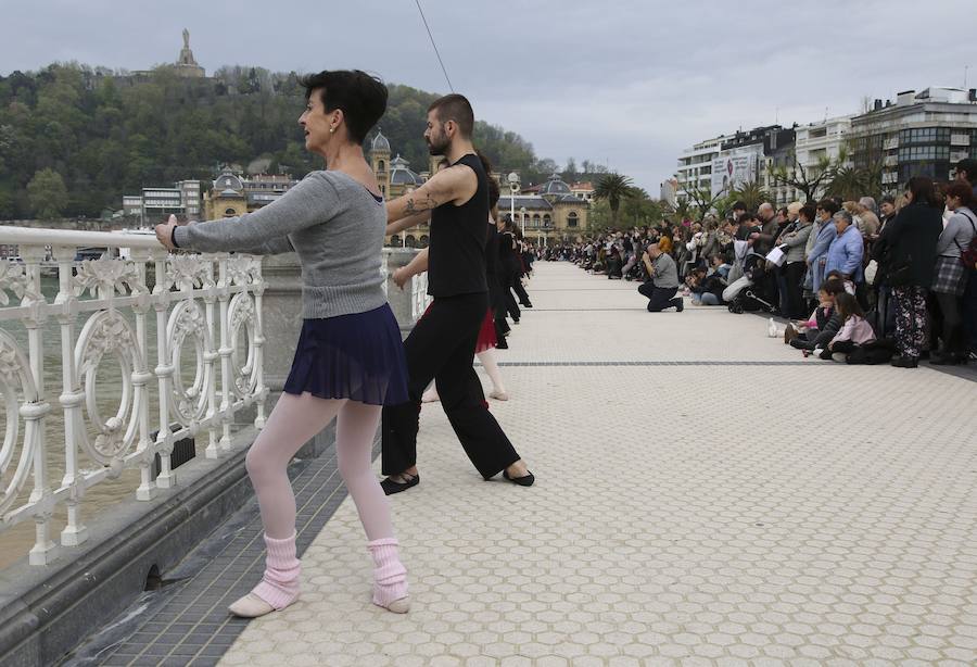 Cientos de bailarinas y bailarines volvieron a llenar un año más el Paseo de La Concha para celebrar el mes de la danza.