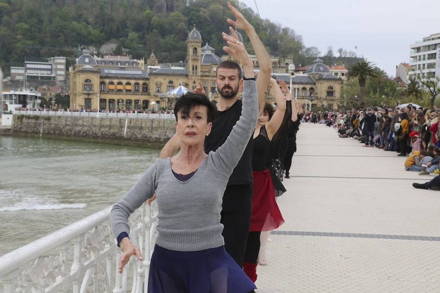 Cientos de bailarinas y bailarines volvieron a llenar un año más el Paseo de La Concha para celebrar el mes de la danza.
