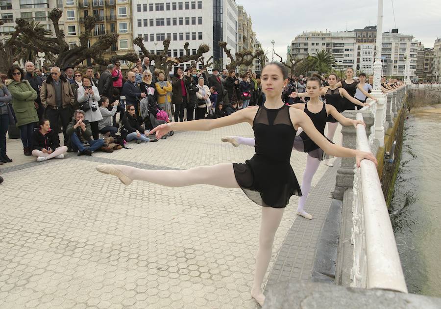 Cientos de bailarinas y bailarines volvieron a llenar un año más el Paseo de La Concha para celebrar el mes de la danza.