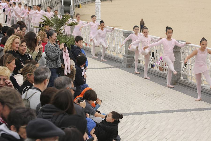 Cientos de bailarinas y bailarines volvieron a llenar un año más el Paseo de La Concha para celebrar el mes de la danza.