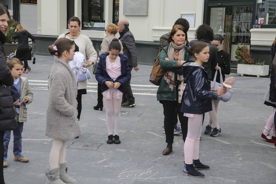 Cientos de bailarinas y bailarines volvieron a llenar un año más el Paseo de La Concha para celebrar el mes de la danza.