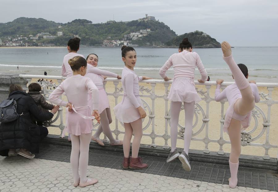 Cientos de bailarinas y bailarines volvieron a llenar un año más el Paseo de La Concha para celebrar el mes de la danza.